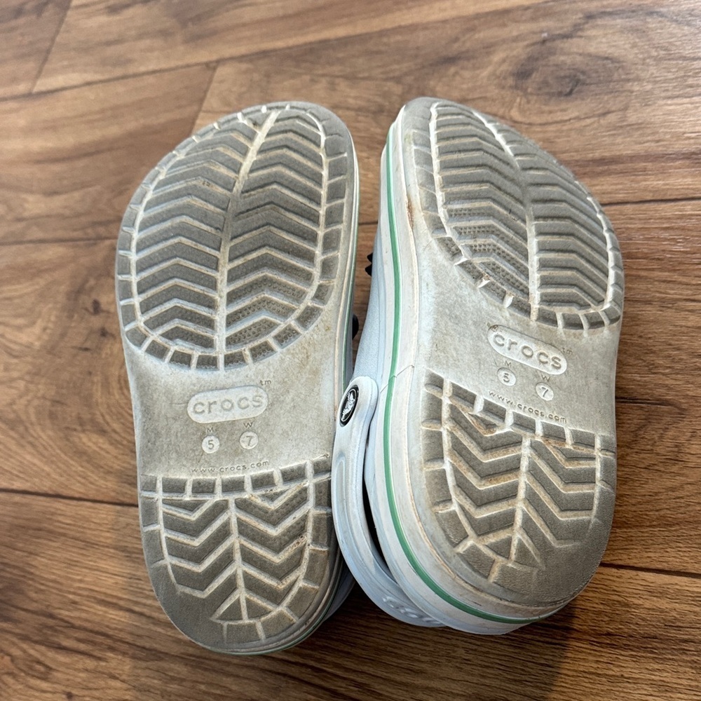 CROCS Kids White Sandals with Fun Charms - Picture 3 of 3